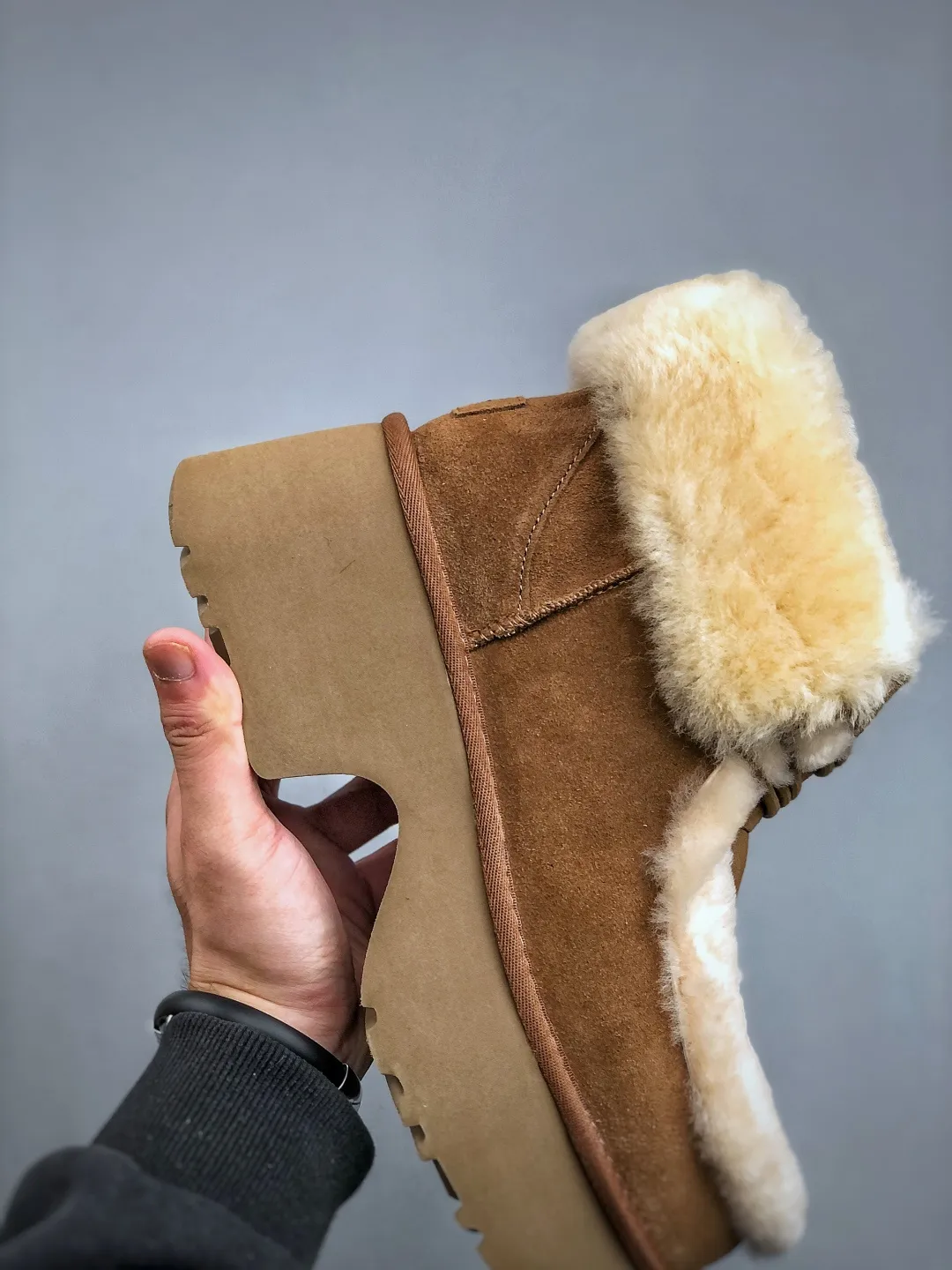 Local self-pickup 💰700 supports store placement. The top version on the market. 25 new models. UGG Esme 6cm taller. Split cow leather. Fashionable and comfortable. Ankle-length snow boots. Produced by a major foreign trade factory in Guangzhou. From toe to insole, genuine sheep fur. Independent outer box packaging. Chip. Waterproof process. Different from any version on the market. Independently developed original outsole and cashmere insole to keep you warm in winter and suitable for home use. In recent years, uug has launched a style series that is partially geared towards the preferences of young consumers and has also moved to the forefront of fashion trends. Shoe body material Water-repellent coated suede upper 17 mm UGGPURE™ implanted wool insole Lightweight non-slip and comfortable rubber outsole With brand LOGO trademark Comes with a full set of packaging Size: 35-40